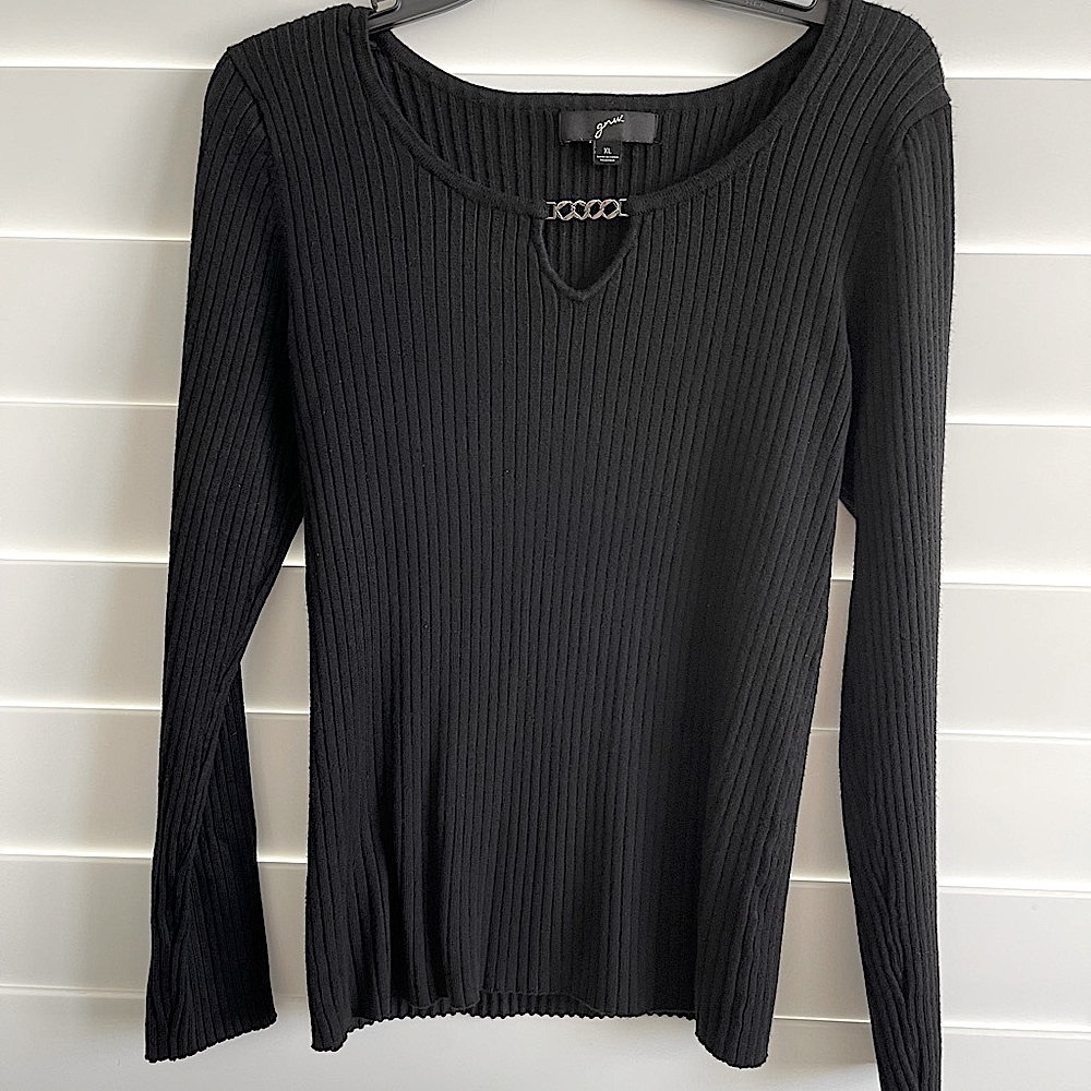 2 GNW long sleeve v-neck shirts size XL (1 black & 1 red)​